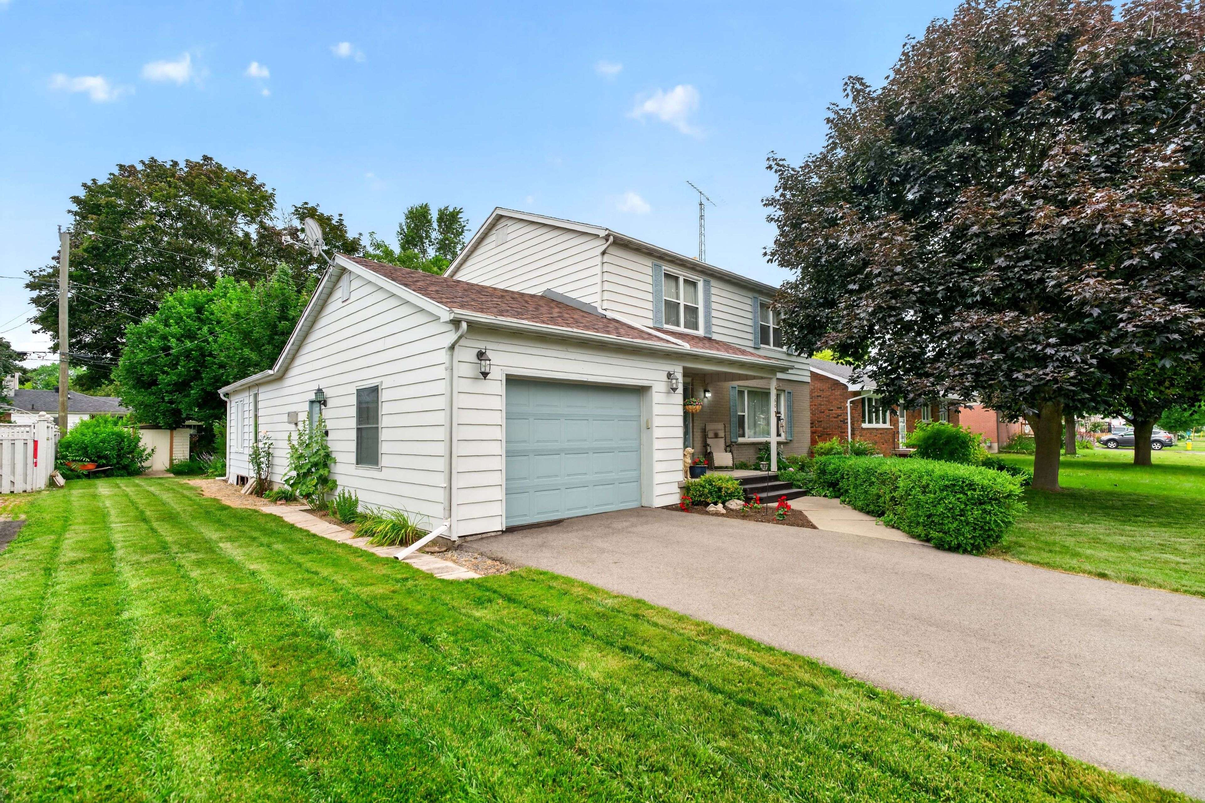 160 Elmwood DR, Gananoque, ON K7G 1N9