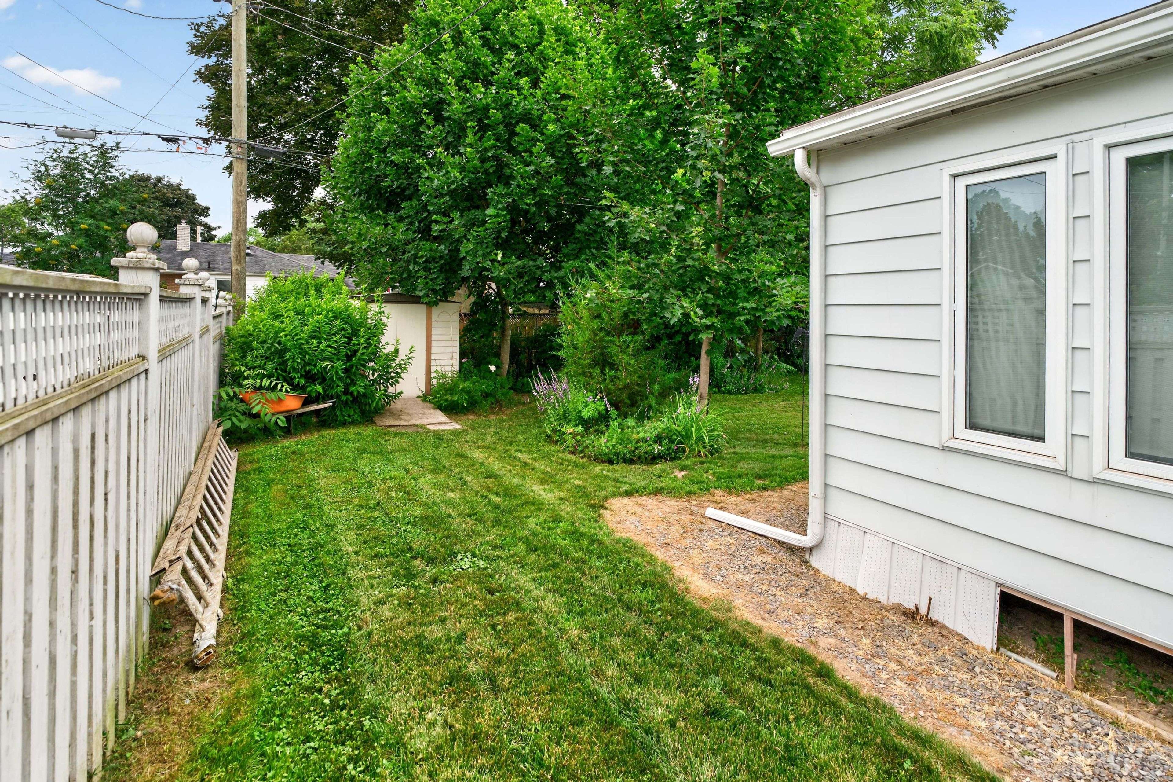 160 Elmwood DR, Gananoque, ON K7G 1N9