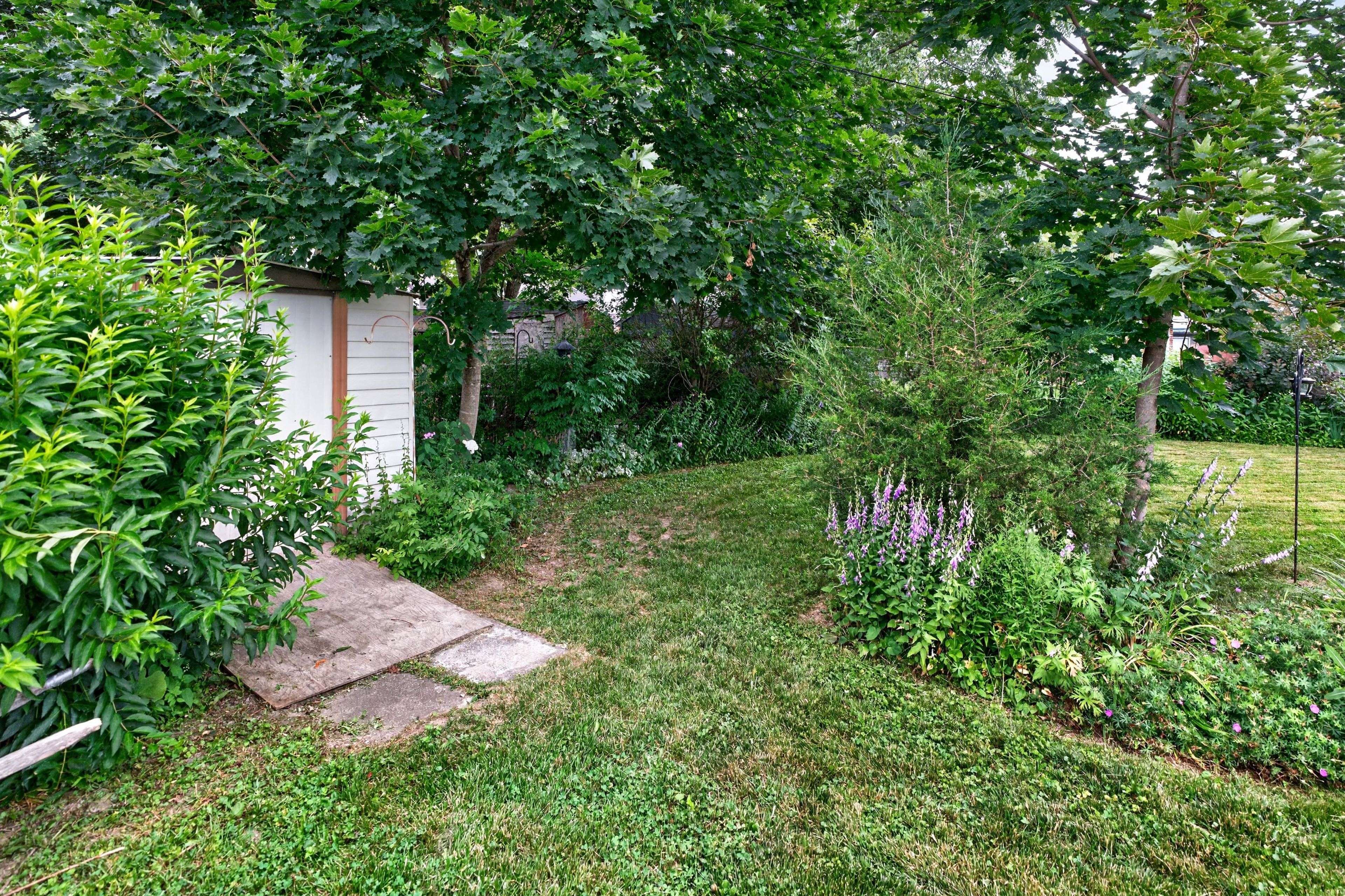160 Elmwood DR, Gananoque, ON K7G 1N9