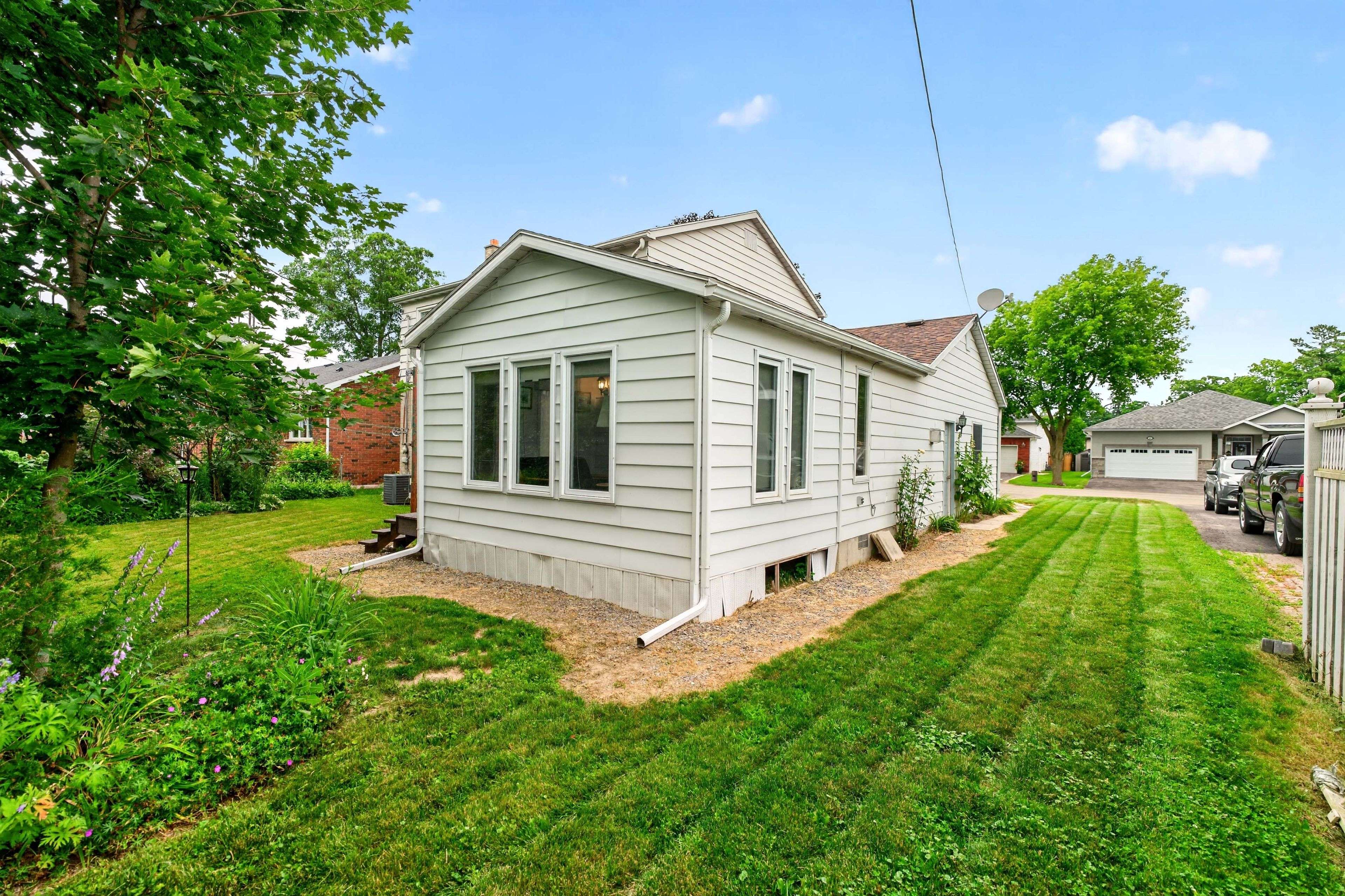 160 Elmwood DR, Gananoque, ON K7G 1N9