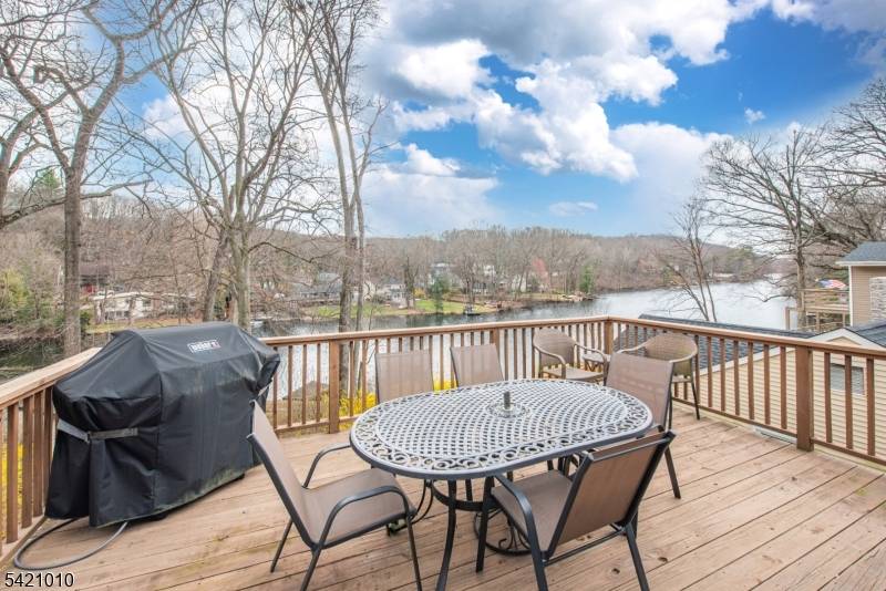 237 Skyline Lake Dr, Ringwood Boro, NJ 07456