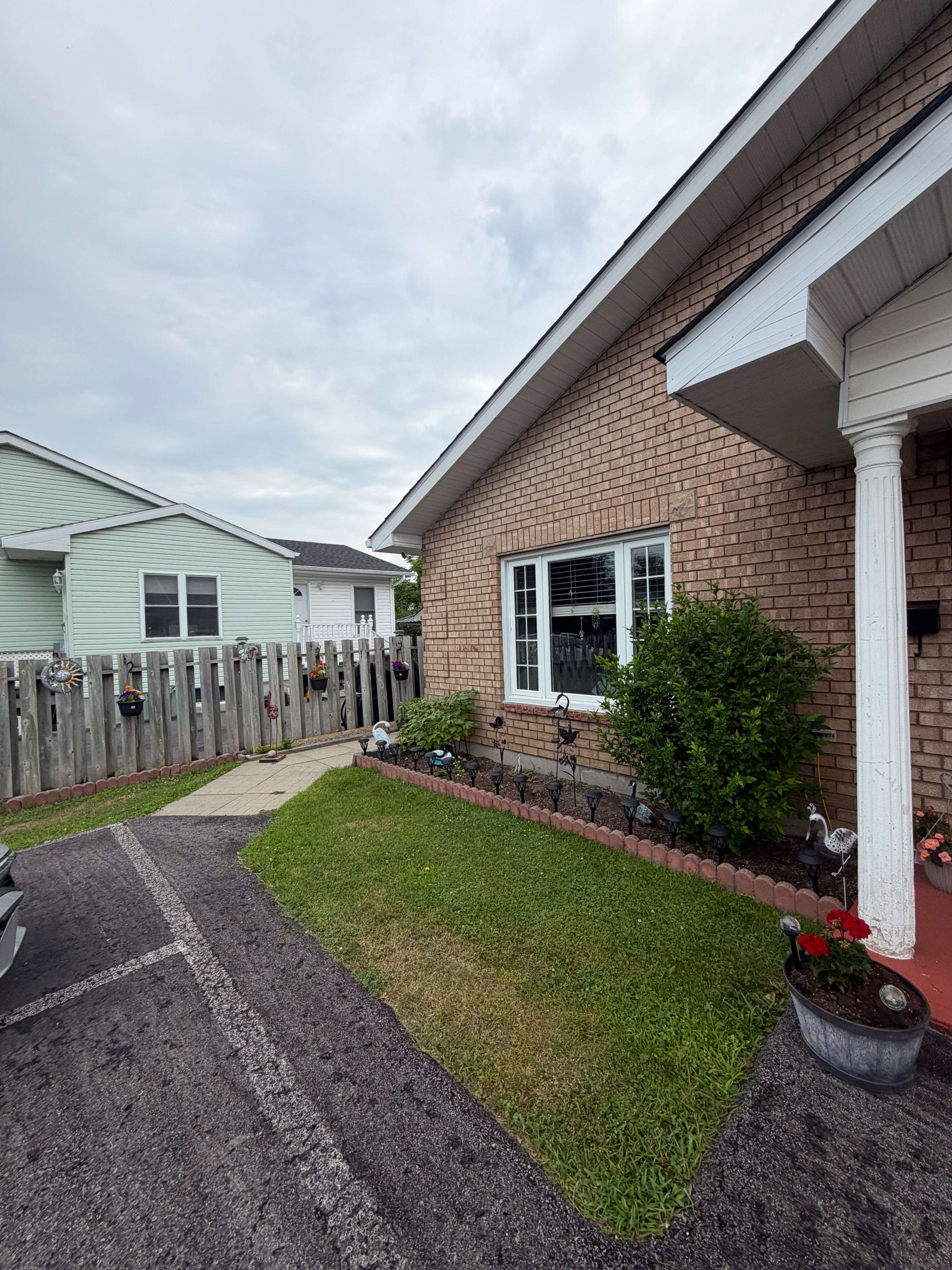 1211A-1211B Notre Dame ST, Cornwall, ON K6J 4Y7