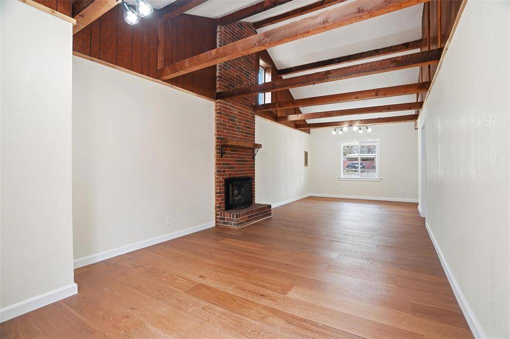 208 Shoreline Drive, Azle, TX 76020