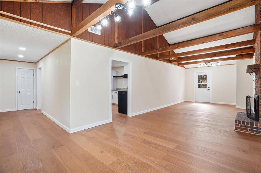 208 Shoreline Drive, Azle, TX 76020