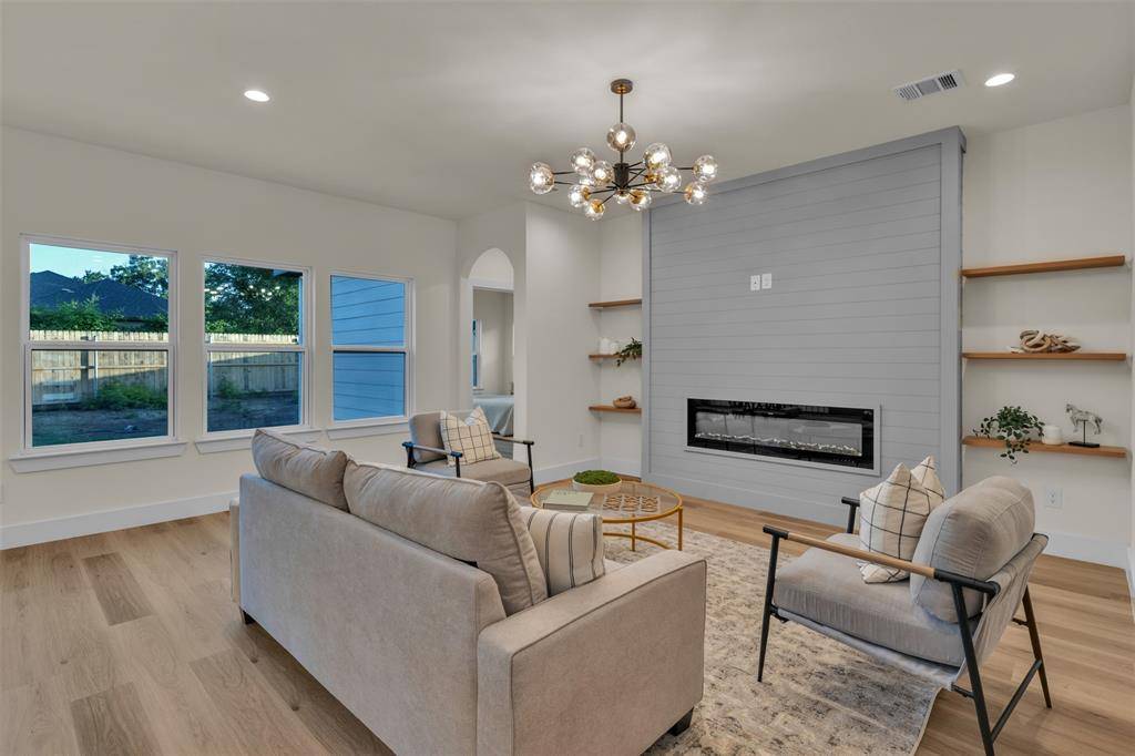 1442 E Allen Avenue, Fort Worth, TX 76104