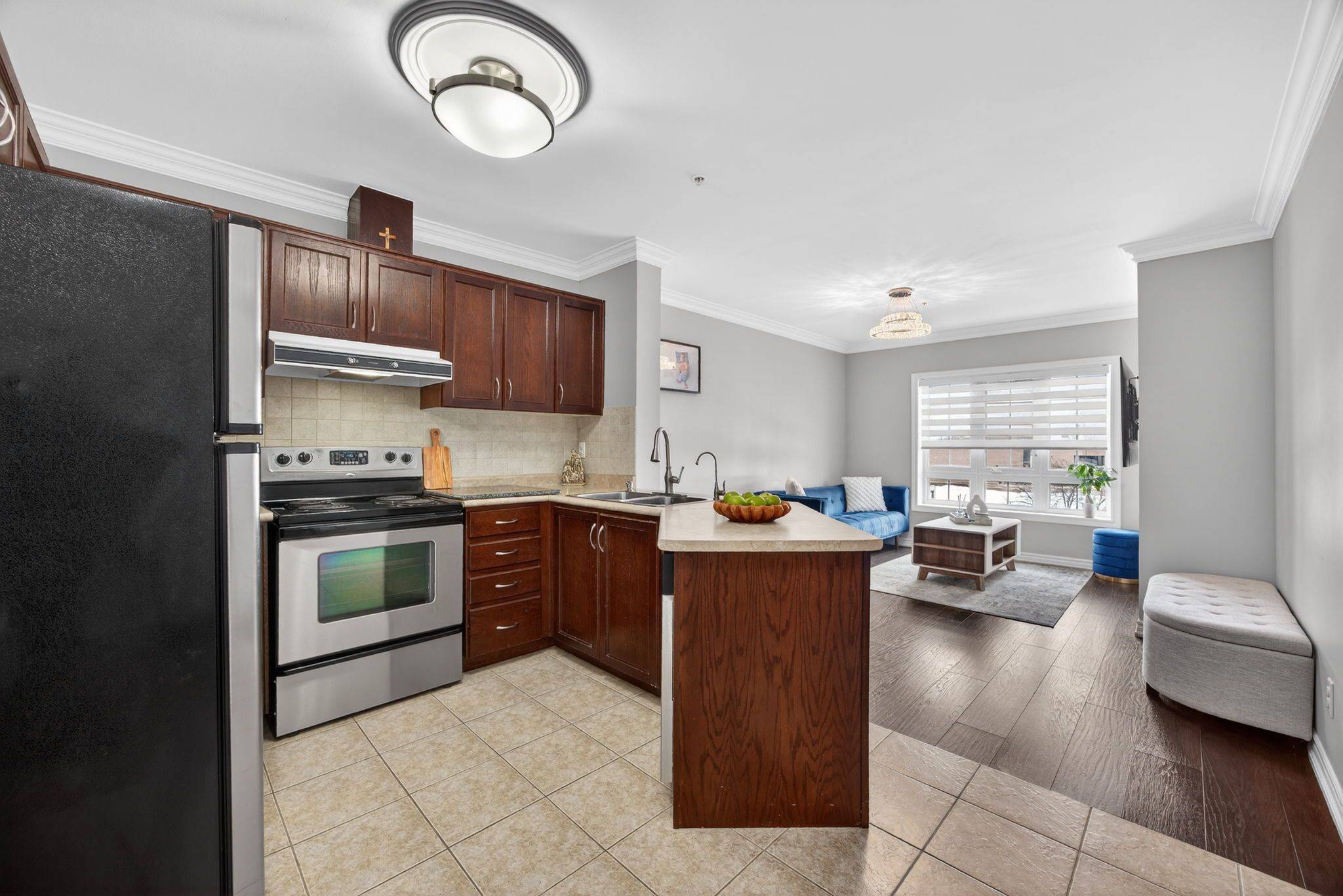 112 Simcoe RD #214, Bradford West Gwillimbury, ON L3Z 1Y2