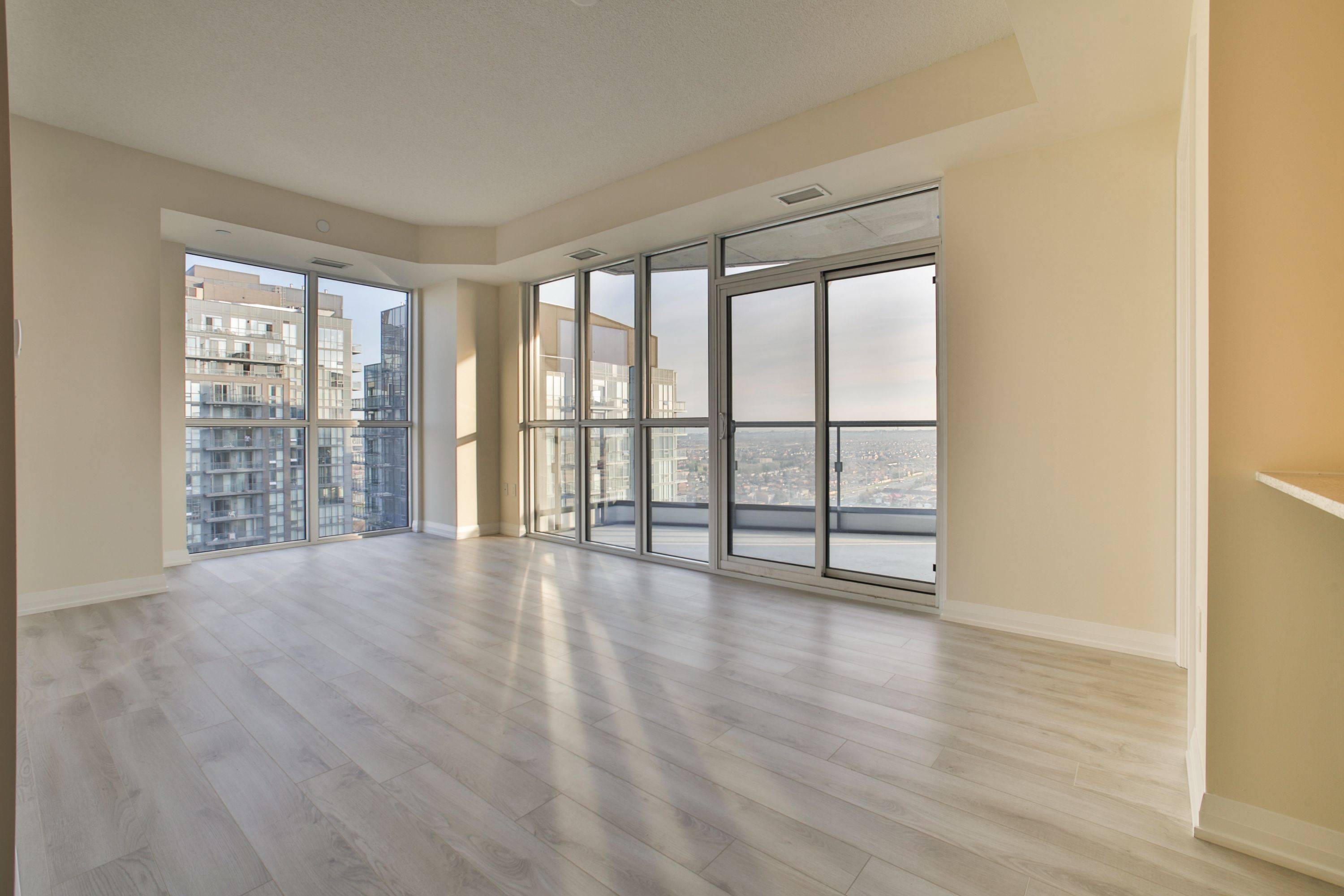 35 WATERGARDEN DR #2014, Mississauga, ON L5R 0G8