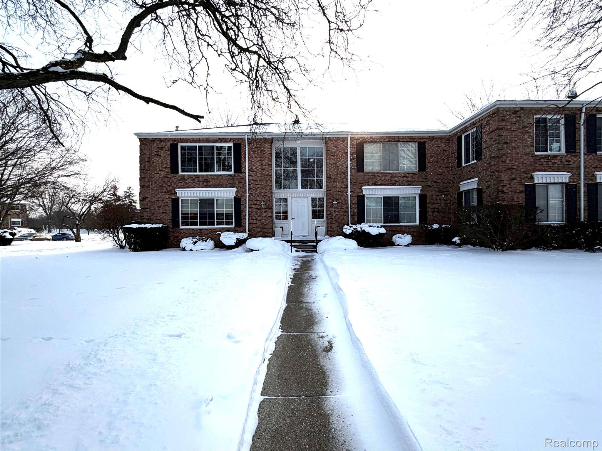 671 E Fox Hills DR, Bloomfield Charter Township, MI 48304