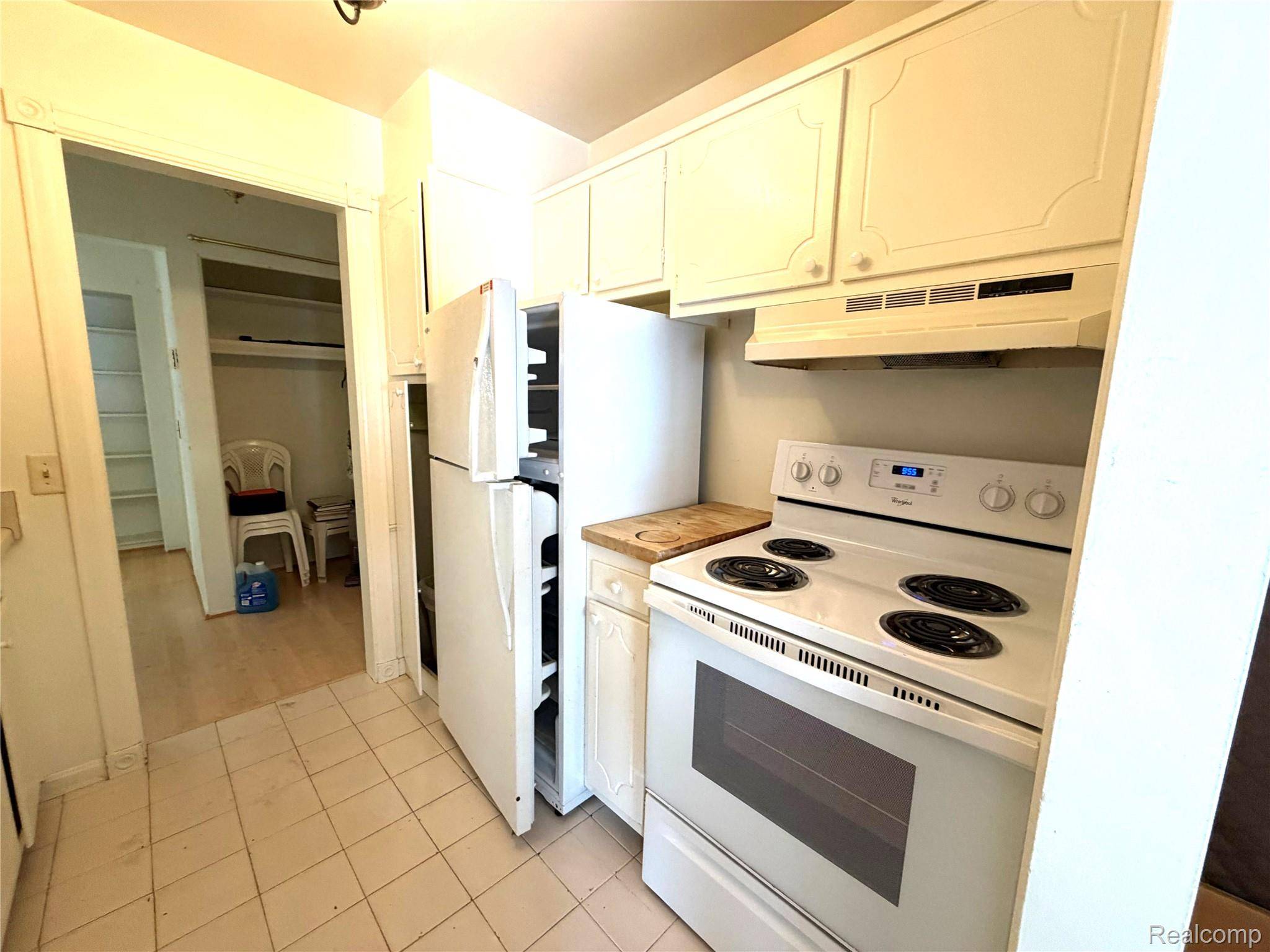 671 E Fox Hills DR, Bloomfield Charter Township, MI 48304