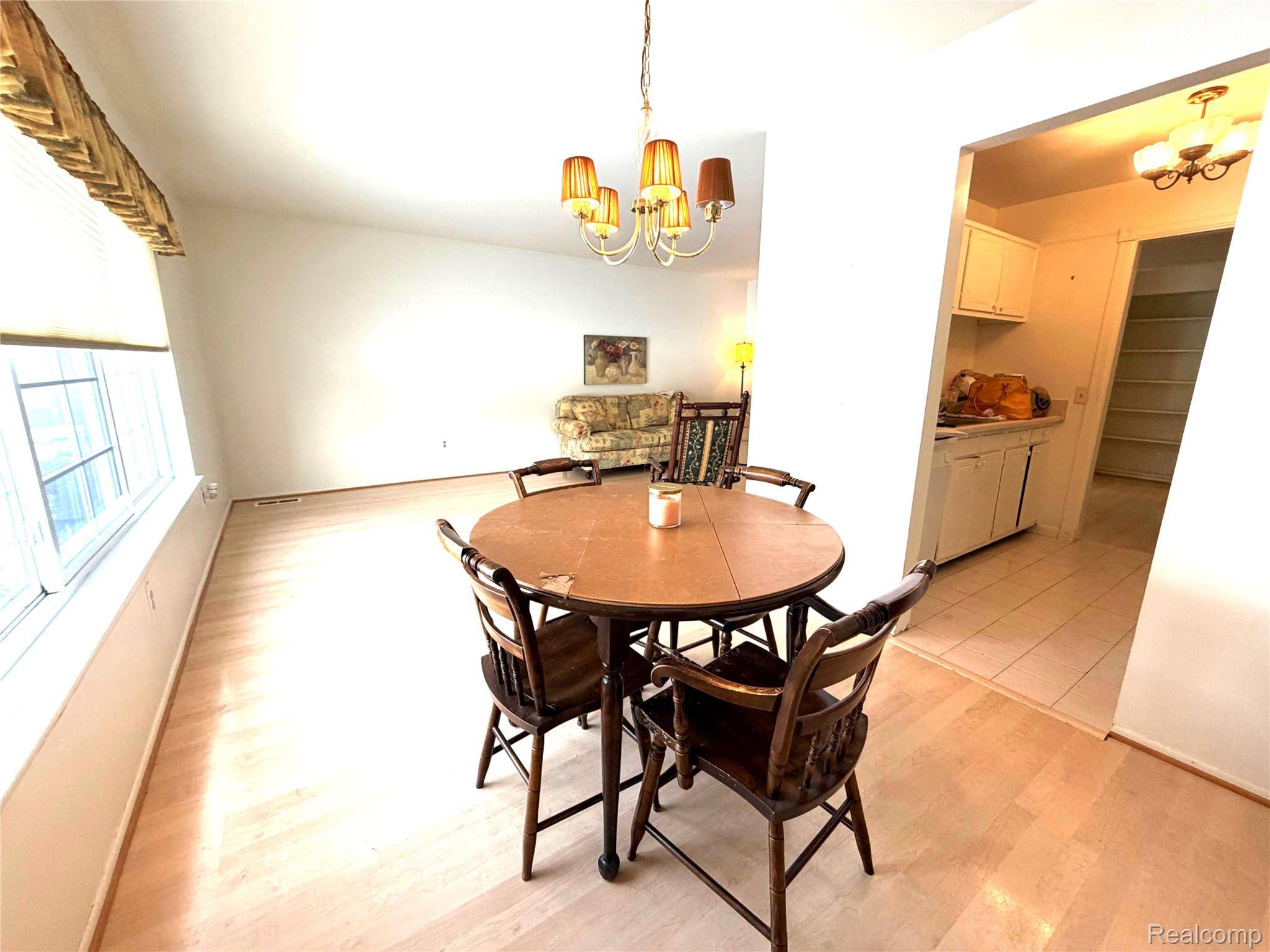 671 E Fox Hills DR, Bloomfield Charter Township, MI 48304