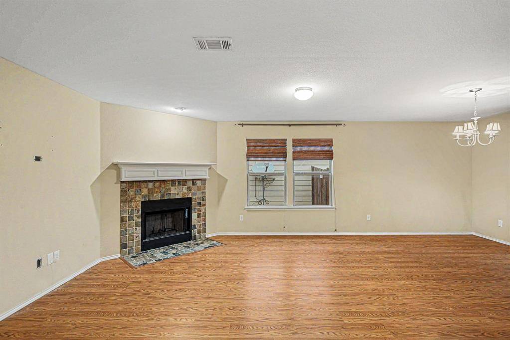 1865 Lynnwood Hills Drive, Fort Worth, TX 76112