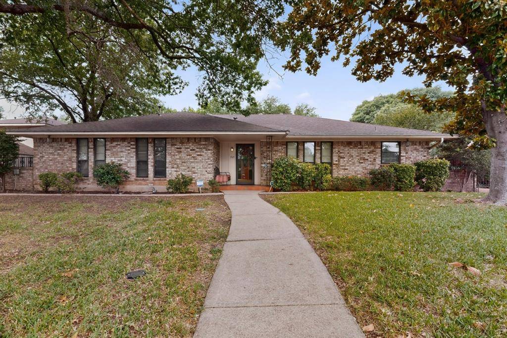 1305 Briarbrook Drive, Desoto, TX 75115
