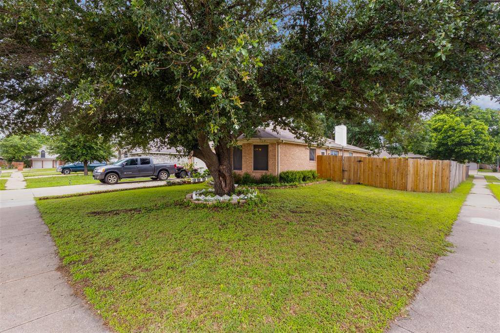 300 Comiskey Court, Saginaw, TX 76179