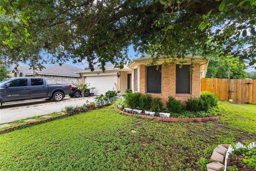 300 Comiskey Court, Saginaw, TX 76179