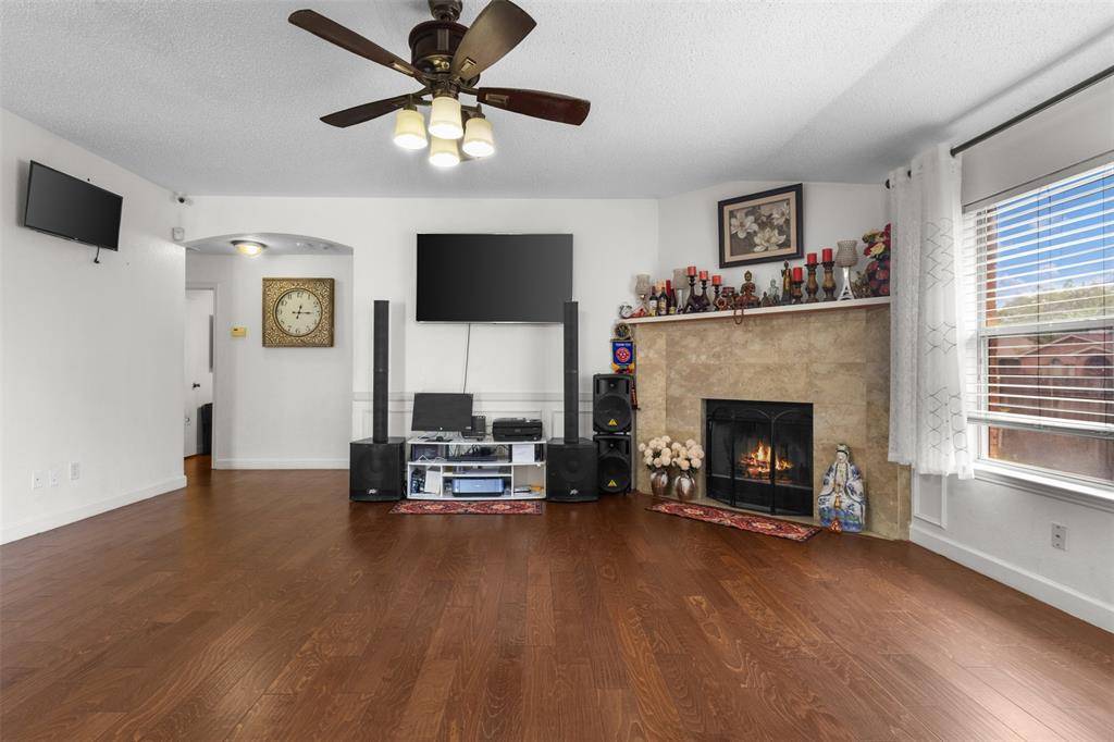300 Comiskey Court, Saginaw, TX 76179