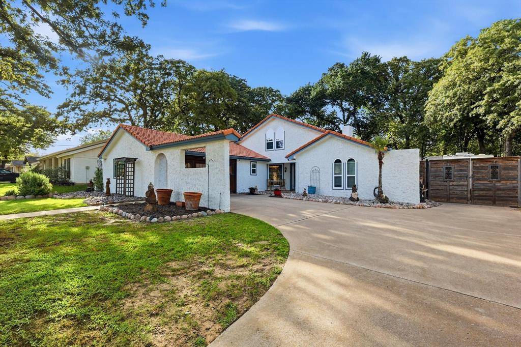 913 Harwood Terrace, Bedford, TX 76021