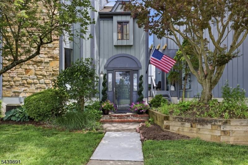 11 Trafalgar Ct, Washington Twp., NJ 07840