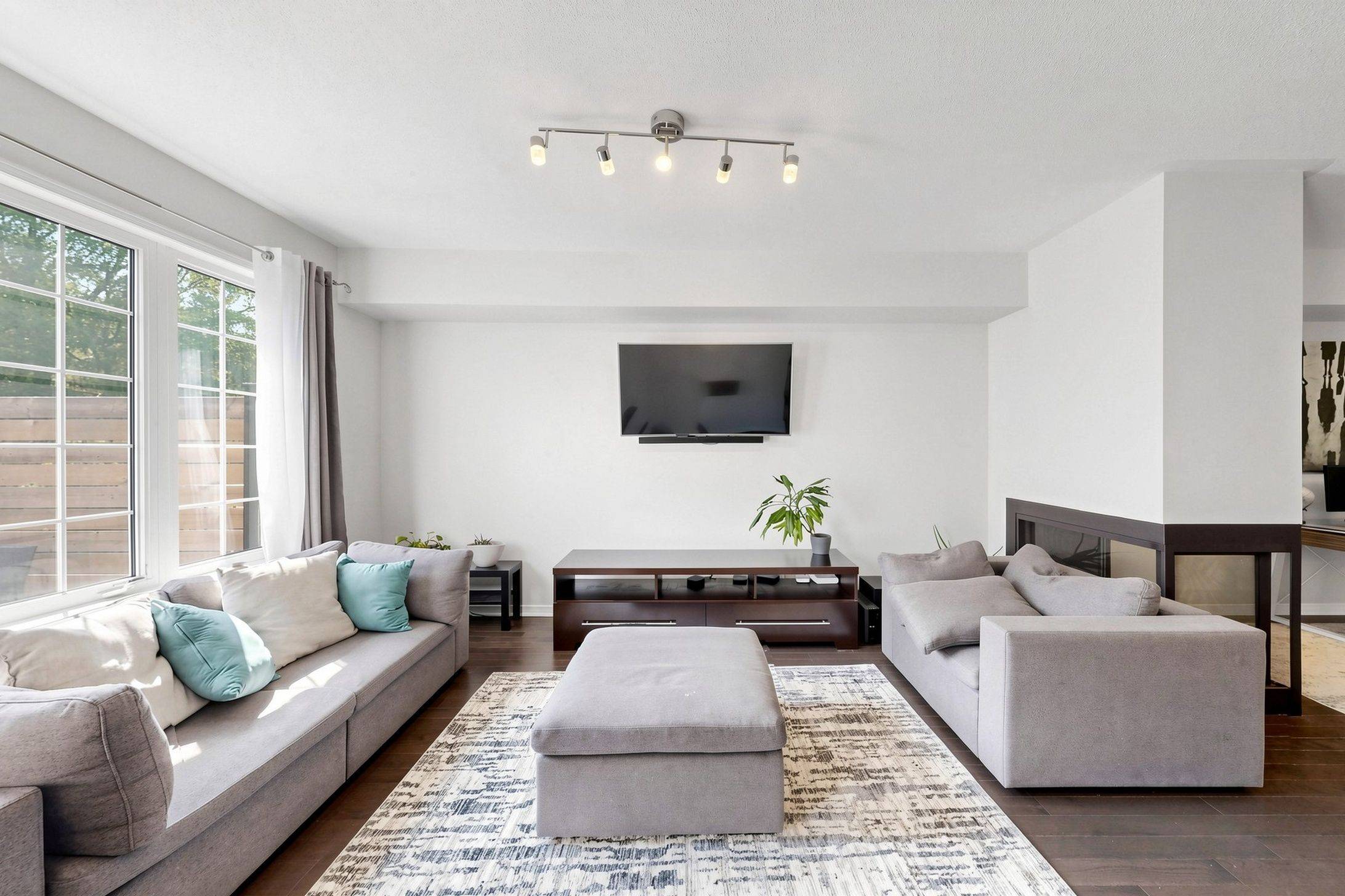 11 Keenlyside LN, Ajax, ON L1T 0N4