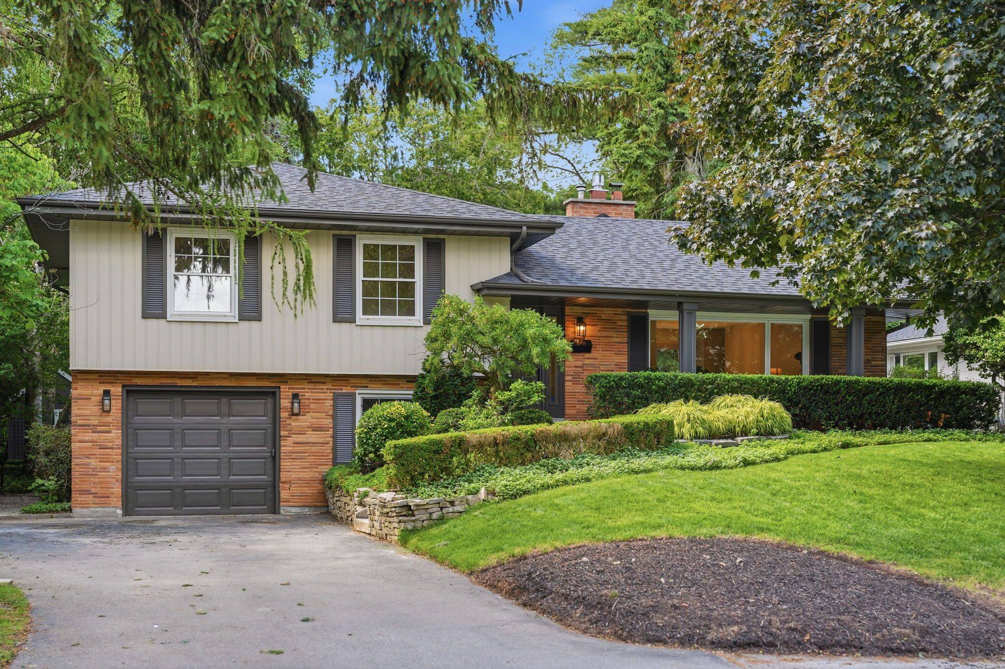 571 Leonard CT, Burlington, ON L7T 2P4