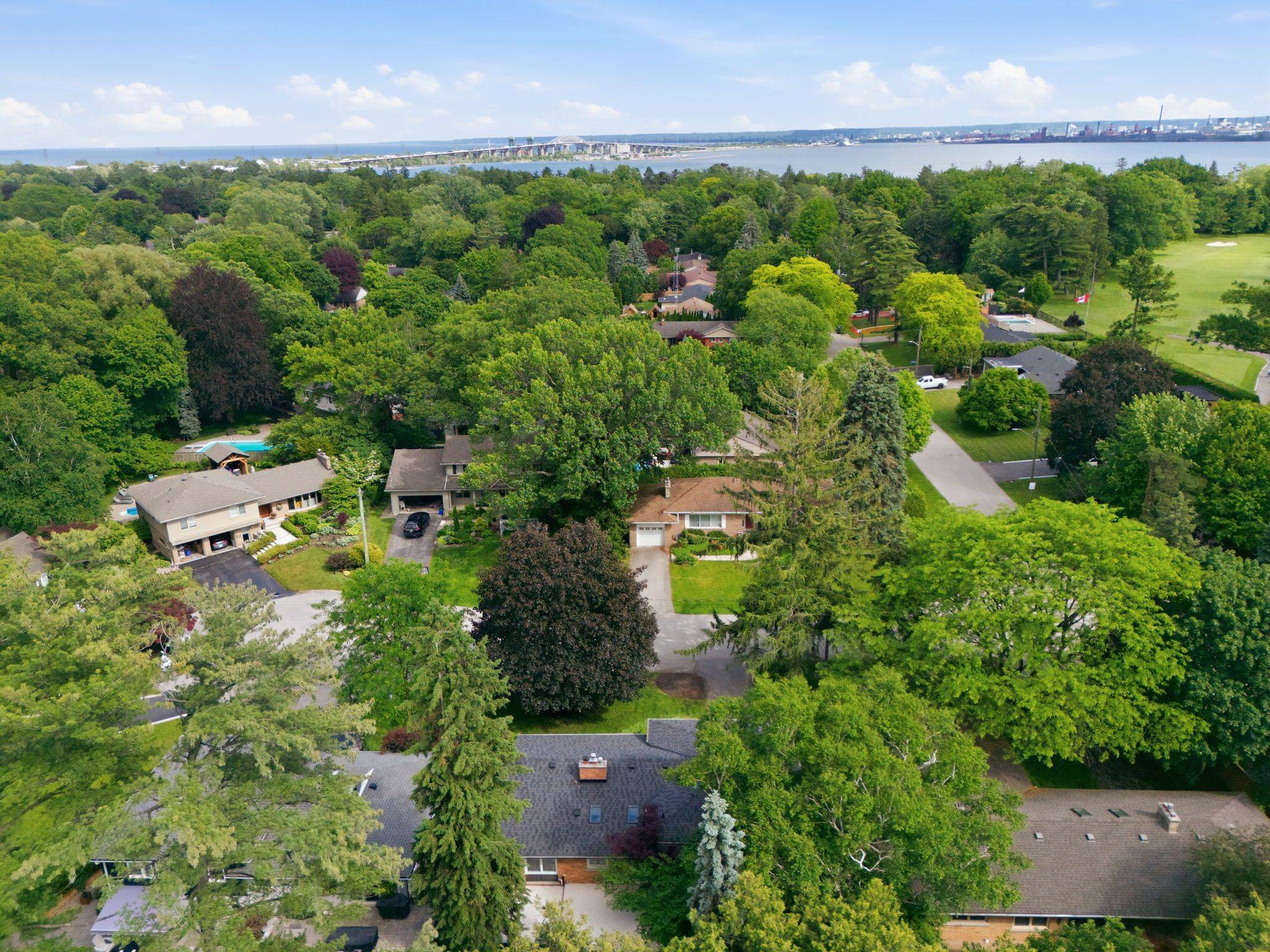 571 Leonard CT, Burlington, ON L7T 2P4
