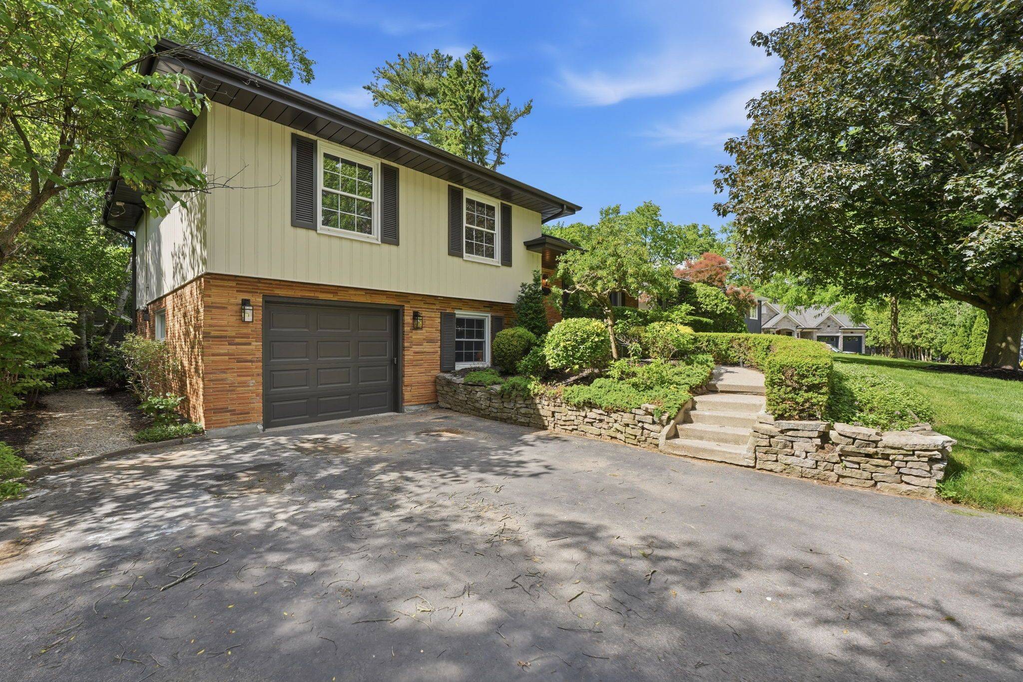 571 Leonard CT, Burlington, ON L7T 2P4