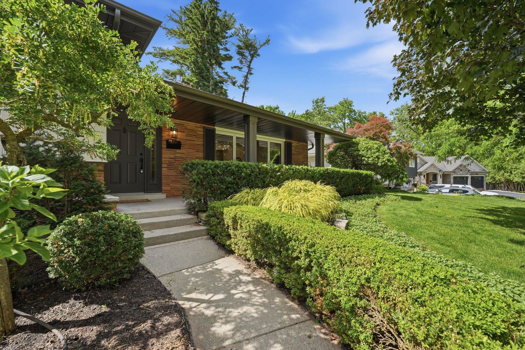571 Leonard CT, Burlington, ON L7T 2P4