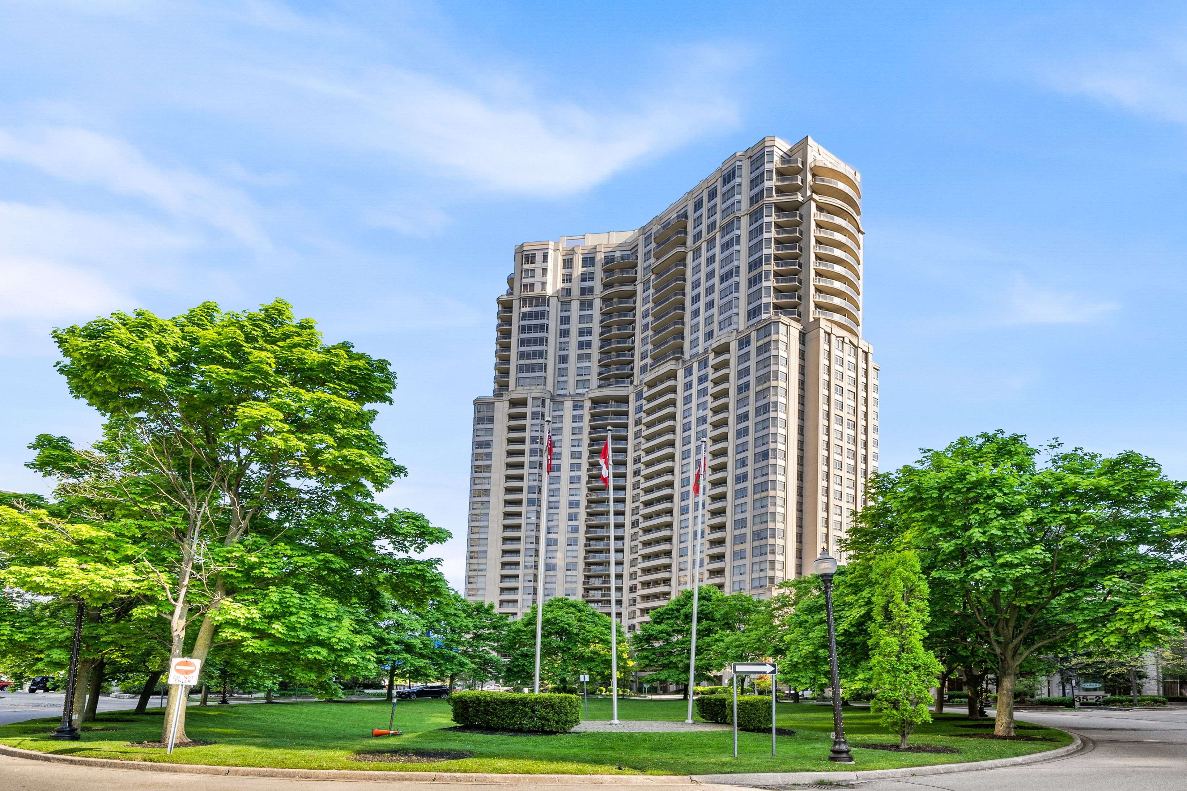 35 Kingsbridge Garden CIR #1812, Mississauga, ON L5R 3Z5