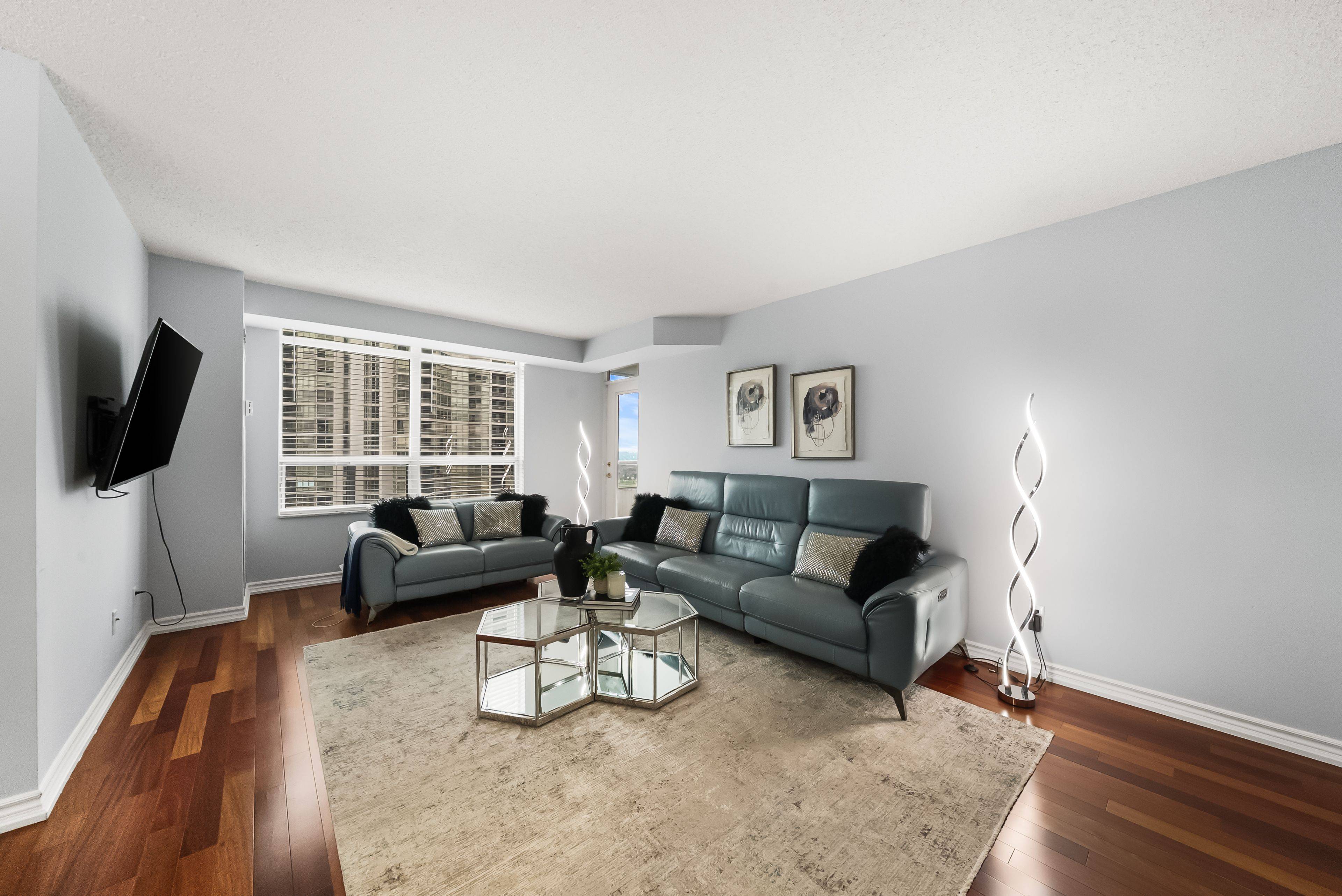 35 Kingsbridge Garden CIR #1812, Mississauga, ON L5R 3Z5