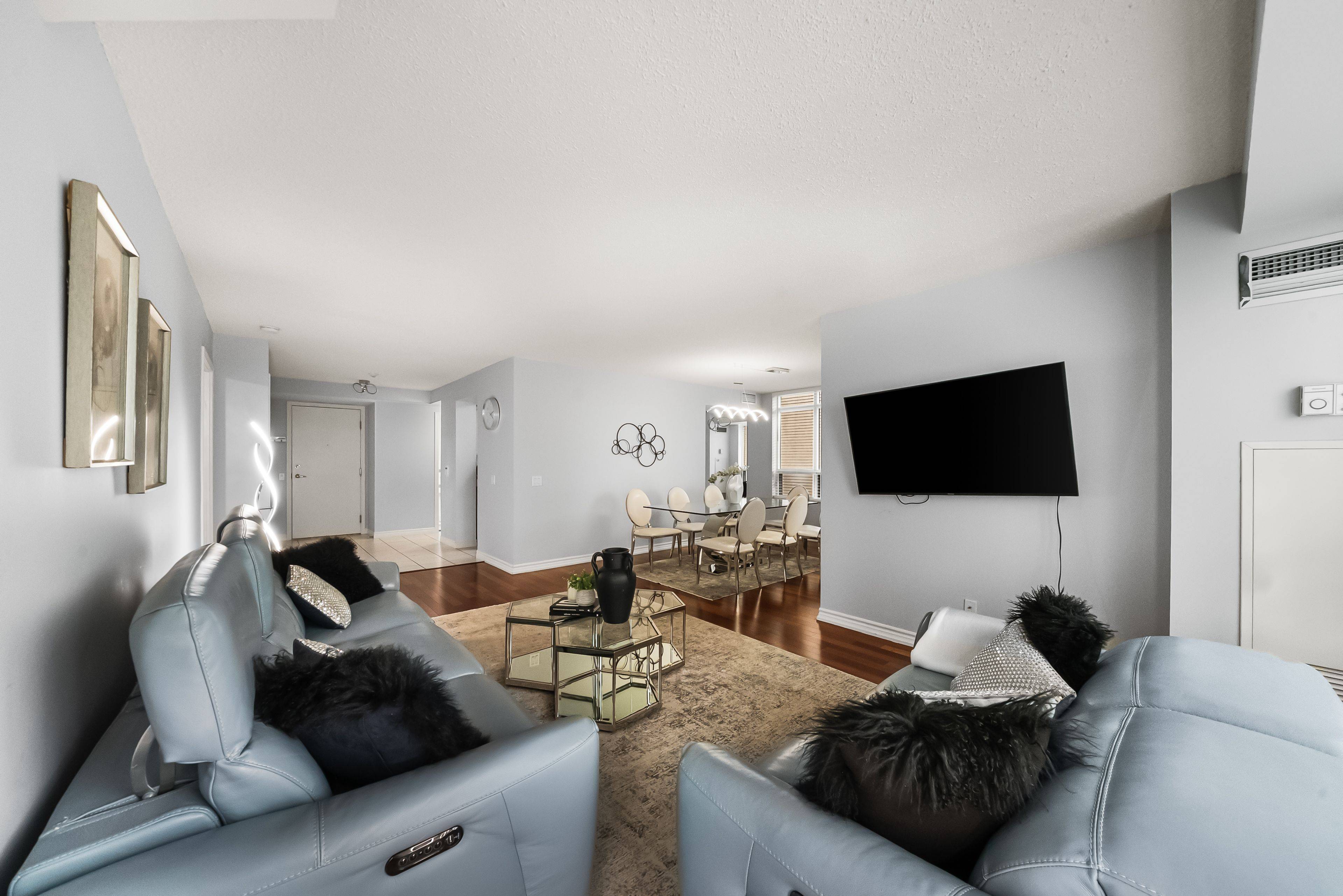 35 Kingsbridge Garden CIR #1812, Mississauga, ON L5R 3Z5