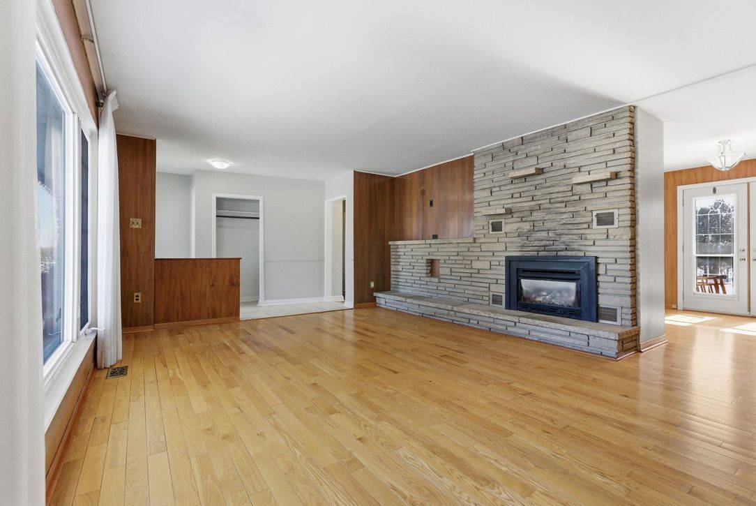 10 Elma ST, Blossom Park - Airport And Area, ON K1T 3W8