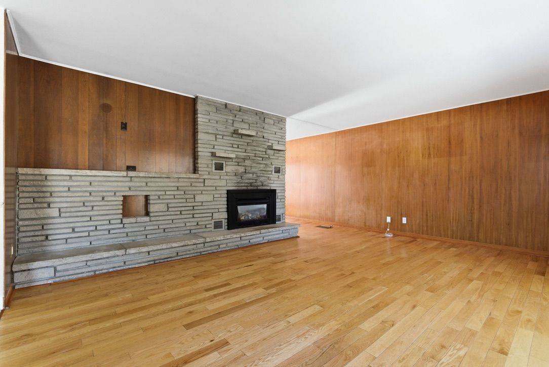 10 Elma ST, Blossom Park - Airport And Area, ON K1T 3W8