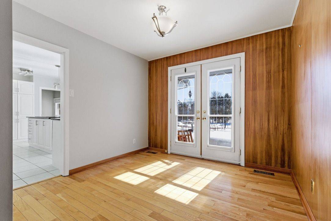 10 Elma ST, Blossom Park - Airport And Area, ON K1T 3W8