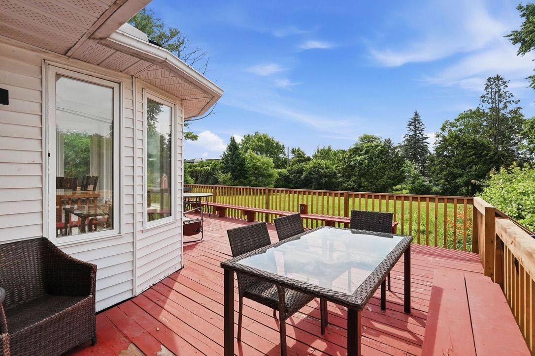 10 Elma ST, Blossom Park - Airport And Area, ON K1T 3W8