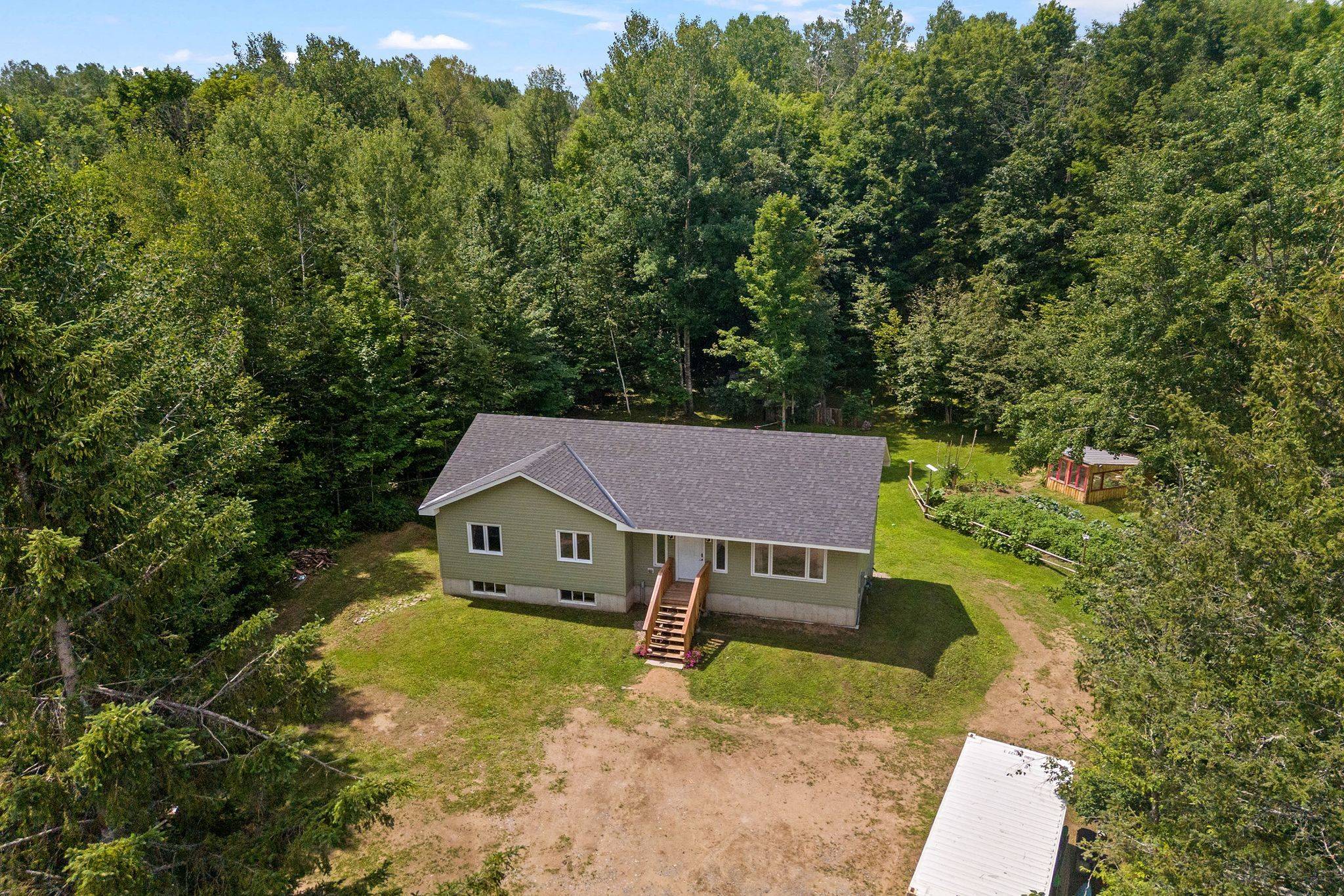 405 Calvin RD, Whitewater Region, ON K0J 1Y0