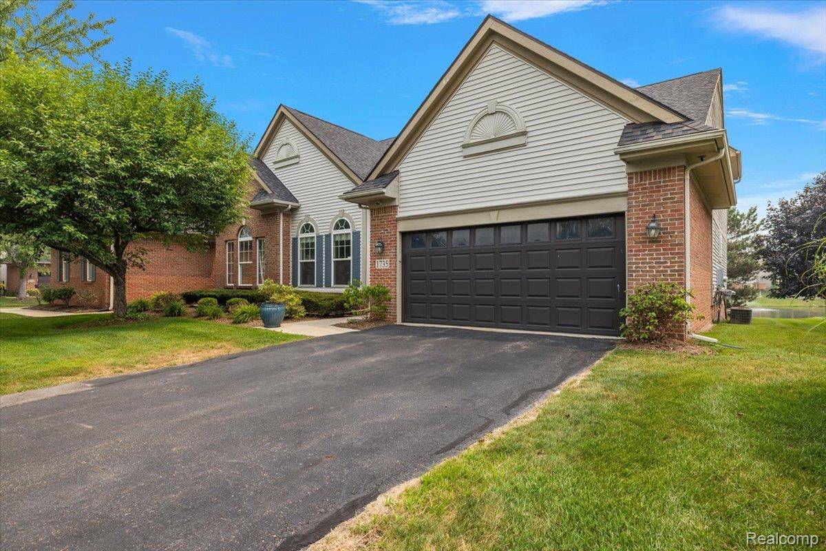 1735 Treyborne CIR, Commerce Charter Township, MI 48390
