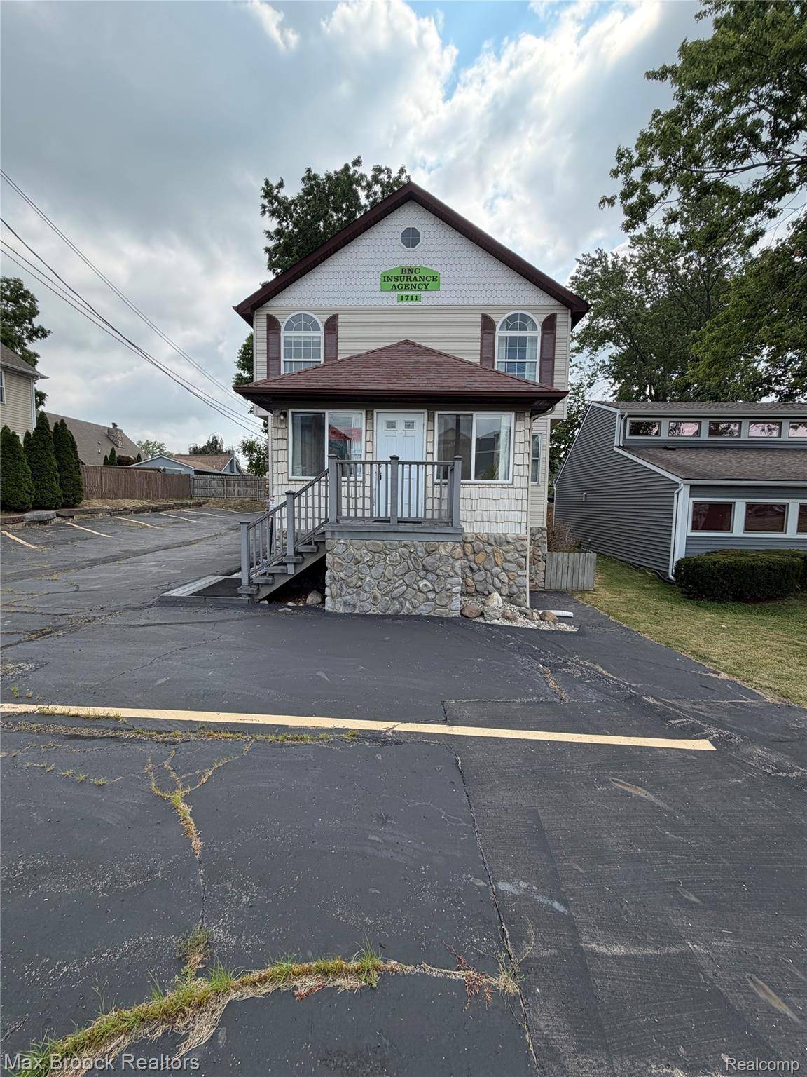 1711 Cass Lake RD, Keego Harbor, MI 48320