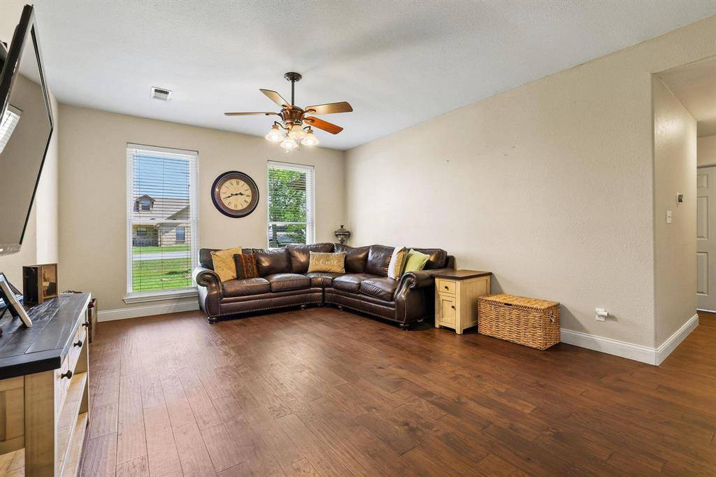 315 Preston Glen, Gunter, TX 75058