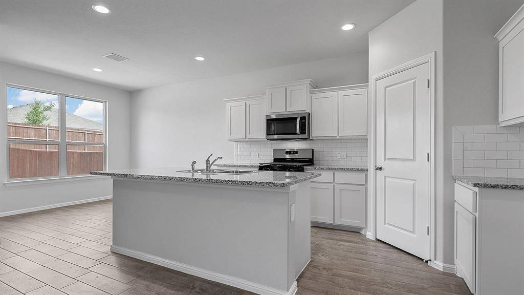 411 SUNDAY SILENCE Way, Granbury, TX 76049