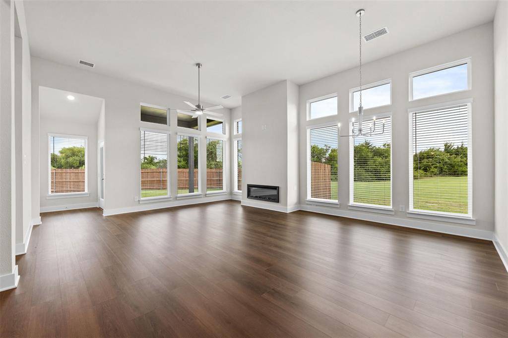 552 Holiday Avenue, Waxahachie, TX 75165