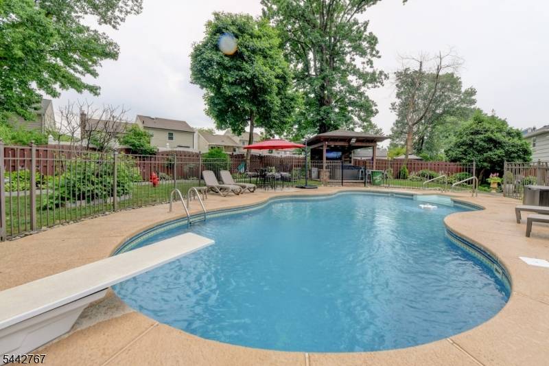 835 Colonial Arms Rd, Union Twp., NJ 07083