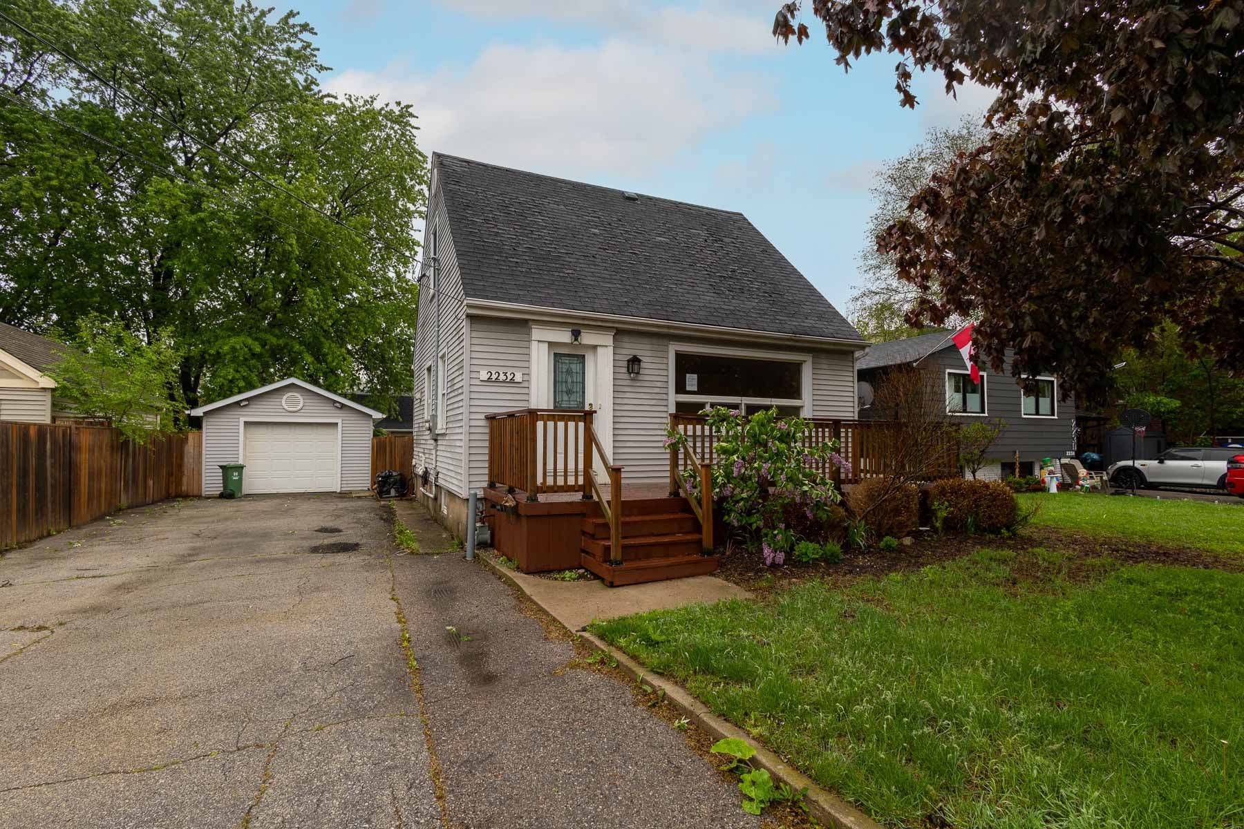2232 Queensway DR, Burlington, ON L7R 3T1