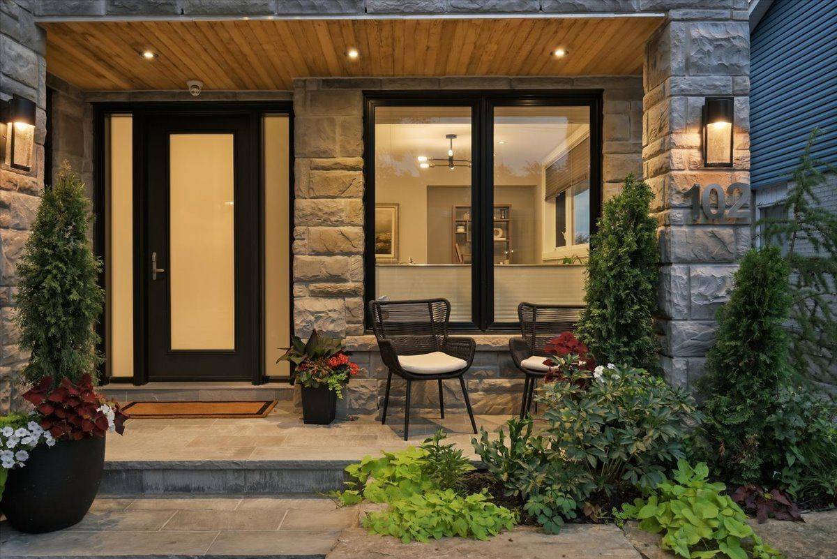 102 Cumberland DR, Mississauga, ON L5G 3M8