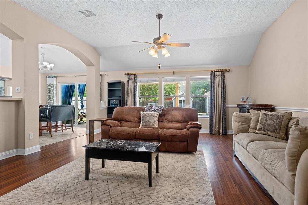 403 Creek Point Lane, Arlington, TX 76002