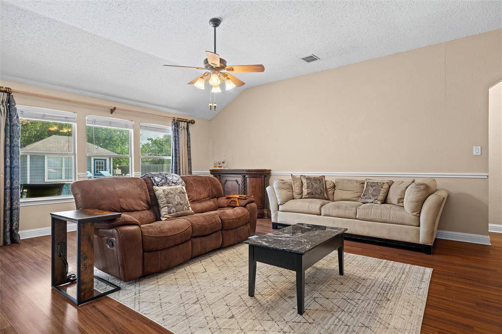 403 Creek Point Lane, Arlington, TX 76002