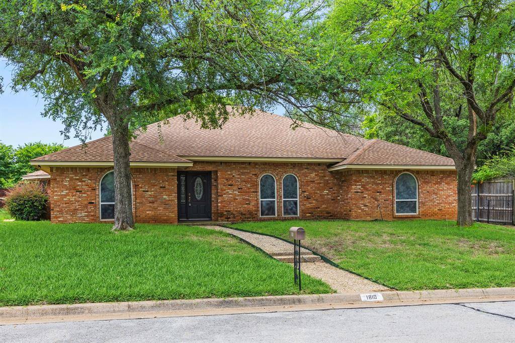 1810 Waterwood Drive, Arlington, TX 76012