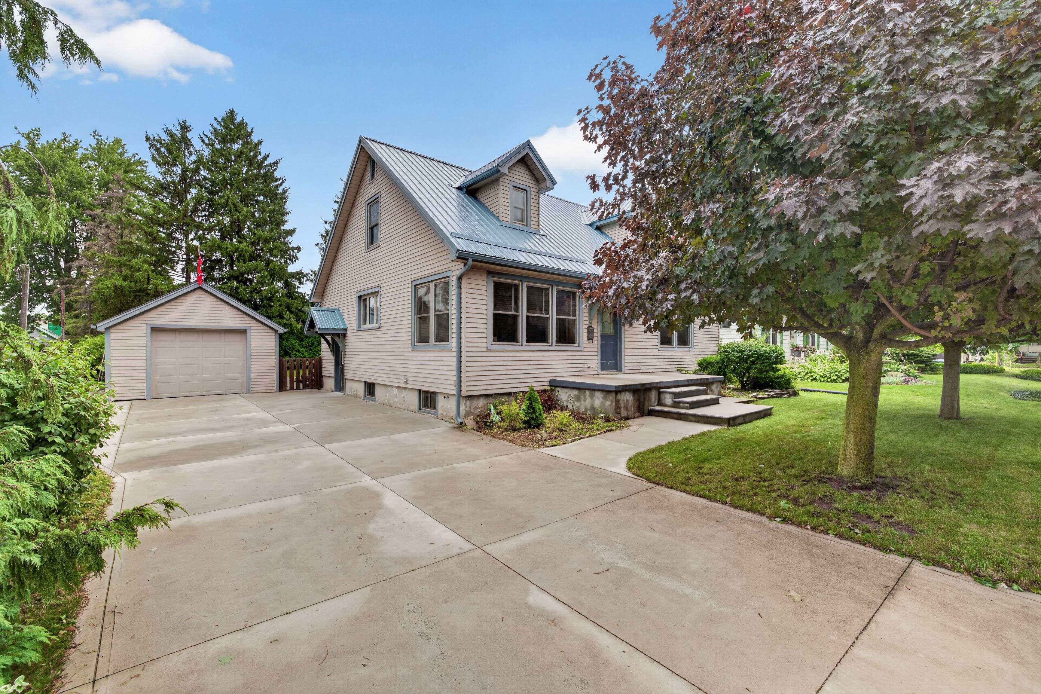 11 Maple ST E, Aylmer, ON N5H 1B6
