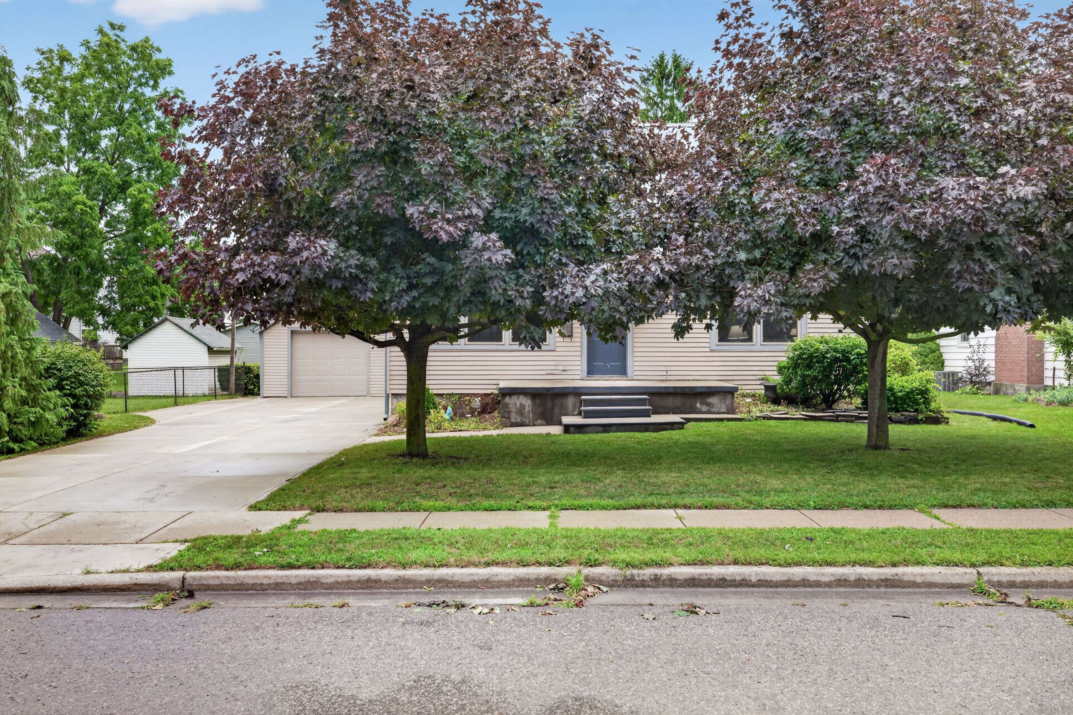11 Maple ST E, Aylmer, ON N5H 1B6