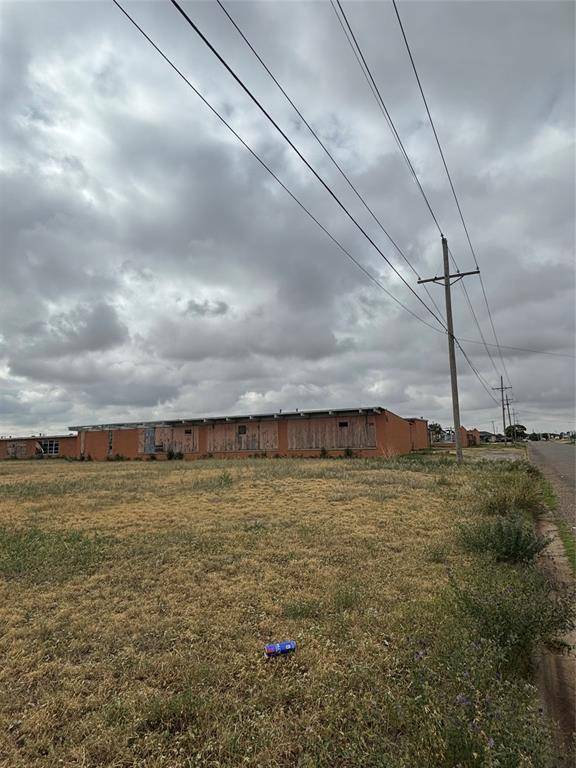 1900 Walter Griffin Street, Plainview, TX 79072