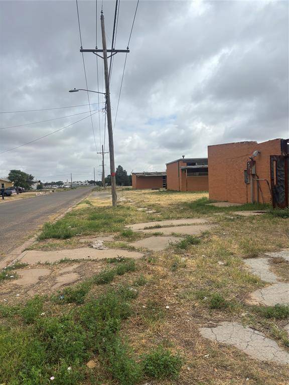1900 Walter Griffin Street, Plainview, TX 79072