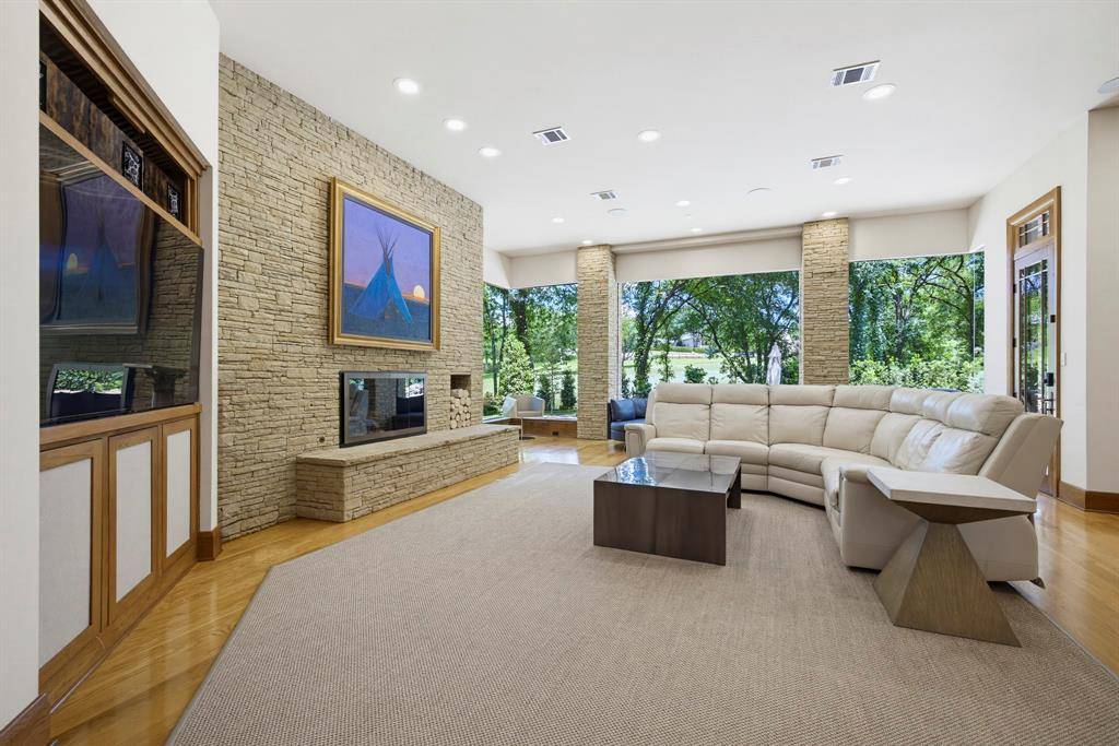 6816 Oak Hill Drive, Fort Worth, TX 76132